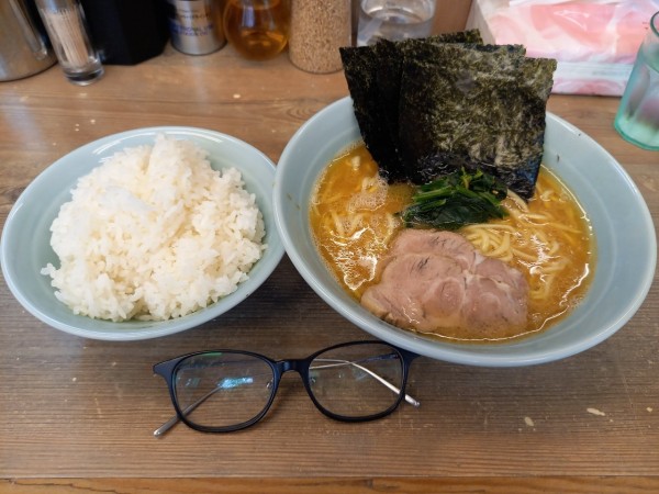 「ラーメン並(かため・多め)大ライス無料」@横浜らーめん 渡来武の写真