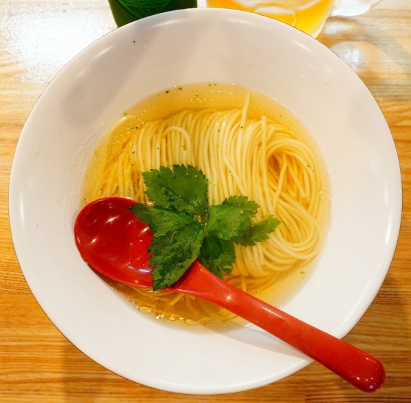 「（梅）かけそば 白醤油＋具材の盛り合わせ＋ハートランド」@自家製麺 くろ松の写真