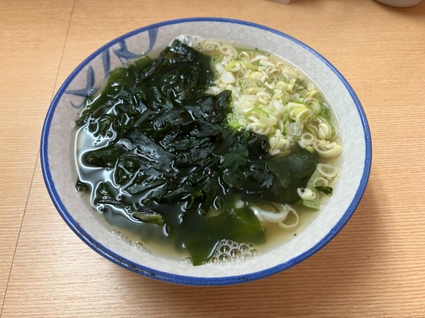 「わかめうどん」@弁天うどんの写真