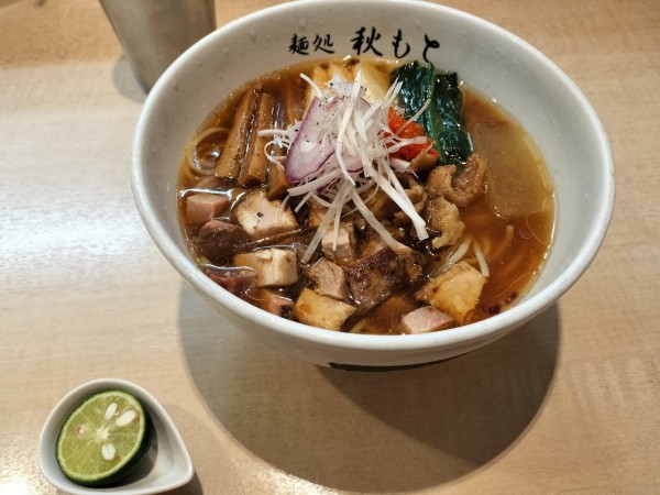 「鶏節と鰹と酢橘の冷やし醤油　1600円」@麺処 秋もとの写真