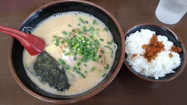 「博多ラーメン650+半ライス¥100-」@長浜や 赤羽店の写真