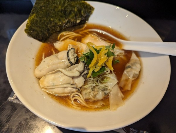 「牡蠣ラーメン1200円」@Tonariの写真