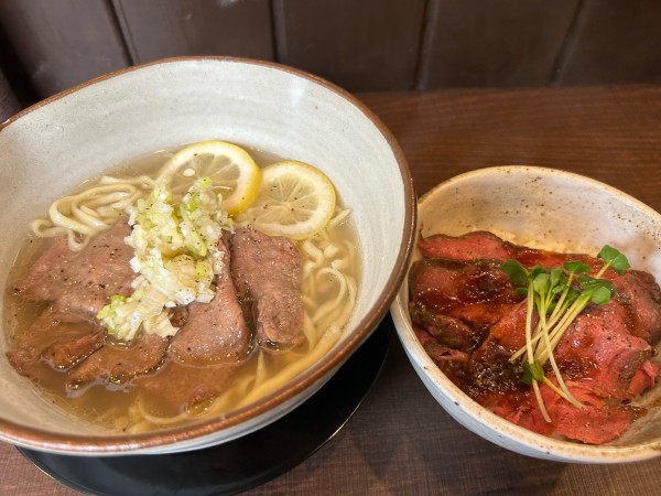 「牛タンネギ塩らぁめん1000円、ローストビーフ丼550円」@常陸牛らぁめん 希の写真