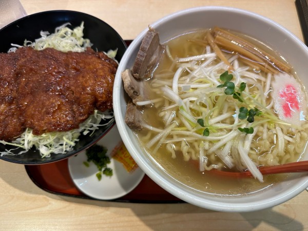 「会津山塩ラーメンと会津伝承ソースかつ丼セット」@めでたいやの写真