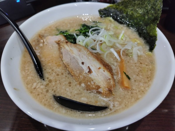 「醤油らーめん　：太麺　※麺硬め」@信州麺屋 とんずら －カエン－の写真