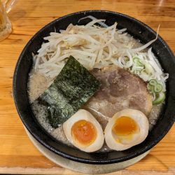 もやし味付玉子らぁ麺　醤油豚骨　太麺（950円）
