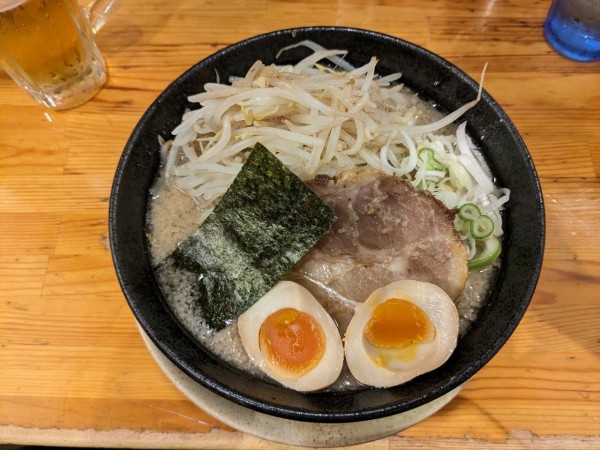 「もやし味付玉子らぁ麺　醤油豚骨　太麺（950円）」@らあ麺 やったるの写真