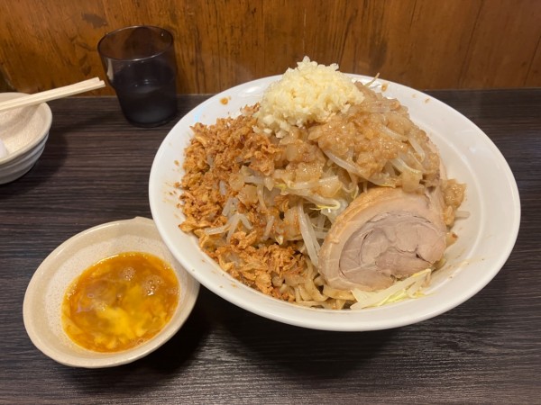 「汁なし大＋生卵」@六麓 豚らーめんの写真