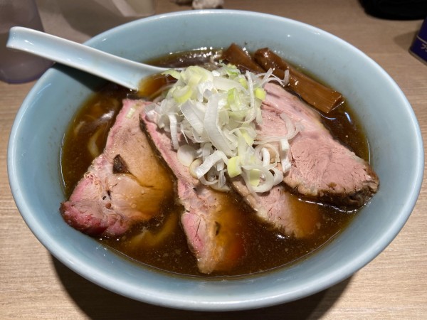 「チャーシュー麺 肩ロース 醤油 細麺 1300円」@まるえ中華そばの写真