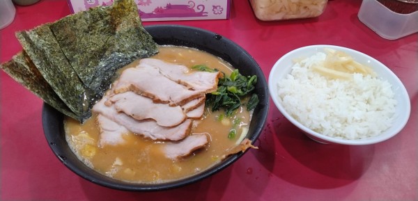 「ﾁｬｰｼｭｰﾒﾝ並+ﾗｲｽ」@杉田家 千葉祐光店の写真