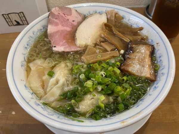 「ワンタン麺 3種の焼豚 1,500円」@MENYA 食い味の道有楽の写真