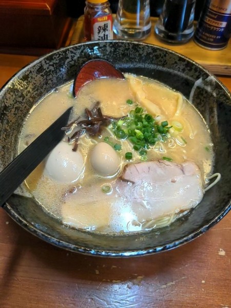 「白とり白湯ラーメン+半熟味付玉子」@麺屋 楽坊主の写真