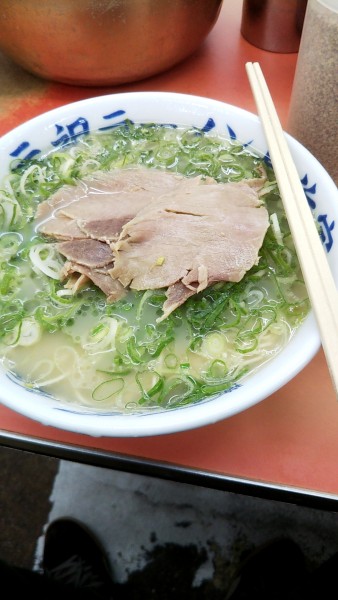 「ラーメン500円替玉100円ネギも増量可能」@元祖ラーメン長浜家の写真