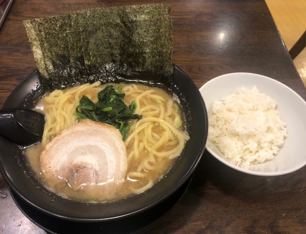 「豚骨ラーメン＋海苔＋ライス（小.ランチサービス）」@横浜家系ラーメン 道玄家 アトレ新浦安店の写真