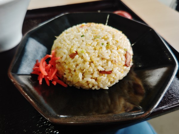 「半チャーハン３００円」@地鶏らーめん 翔鶴 道の駅まえばし赤城店の写真