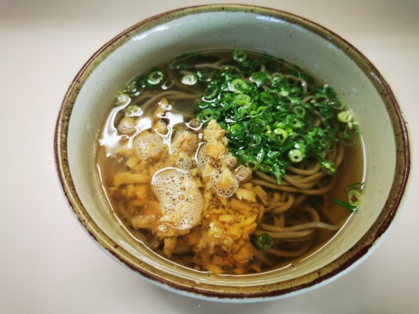 「かしわそば」@中央軒 改札口横の写真