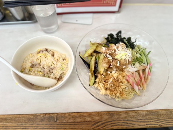「和風揚げナスぶっかけおろし冷し麺900円.半炒飯400円」@クサカ亭の写真