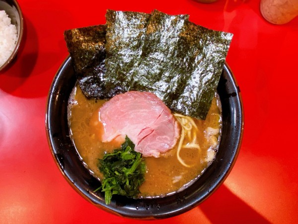 「中盛ラーメン:900円、小ライス:100円」@家系ラーメン とらきち家の写真