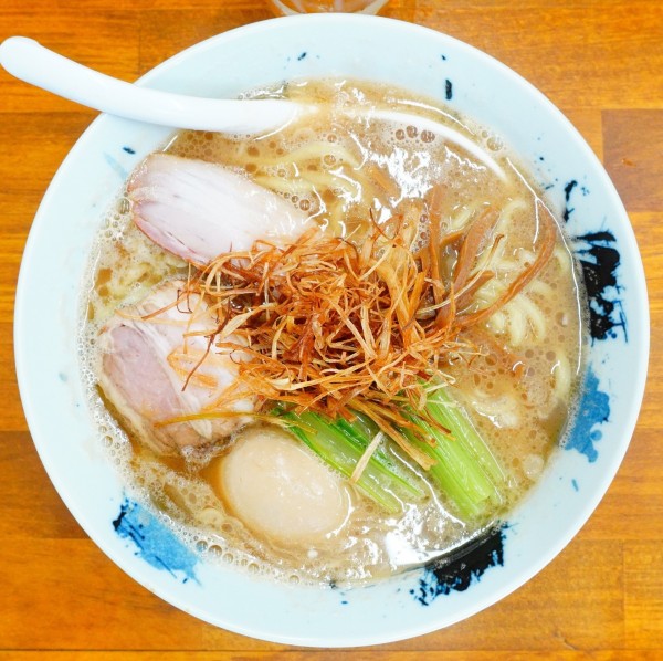 「鰹らーめん 味玉入り＋生ビール」@Made in Tokyo らーめん松の写真