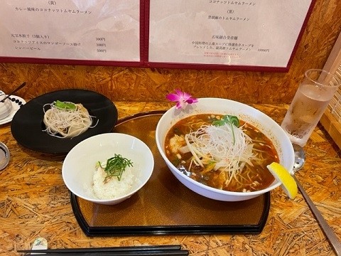 「基本のトムヤムラーメン 赤1,500円＋元宝水餃子300円。」@二代目 藤巻激城の写真