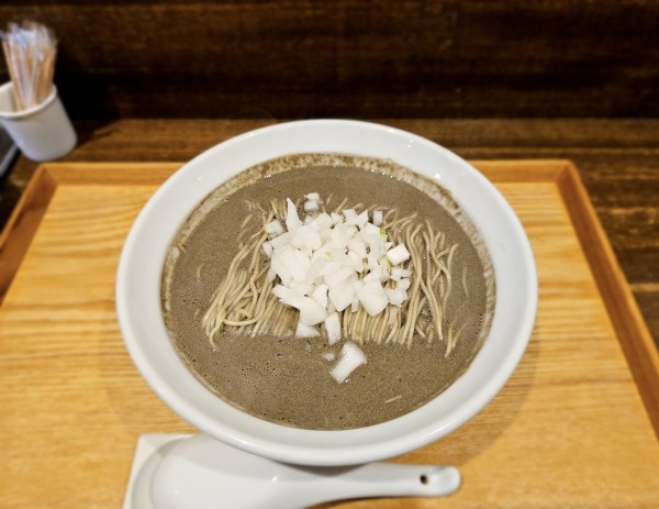 「ニボシソバマニアック、肉増し、オマールバターの和え玉」@NIBOSHIMANIAの写真