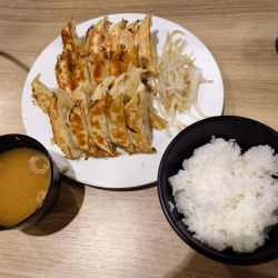 石松餃子定食(20個入、1720円)