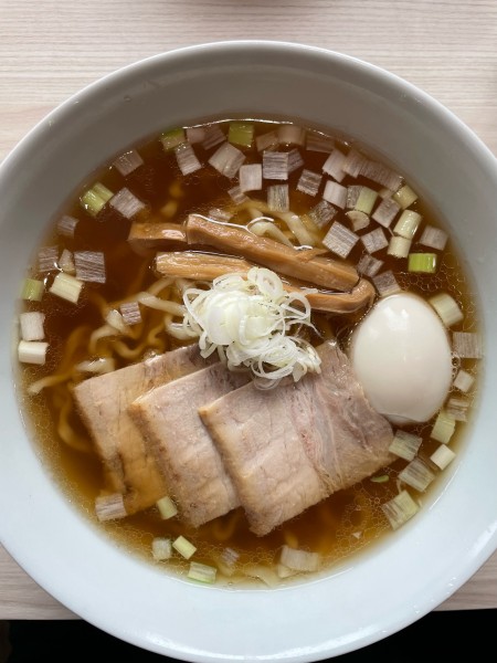 「醤油らぁ麺（並）（中太ちぢれ麺）　味玉」@うえんで 喜多方店の写真