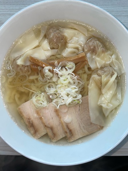 「会津山塩らぁ麺（並）（中太ちぢれ麺）　ワンタン4個」@うえんで 喜多方店の写真