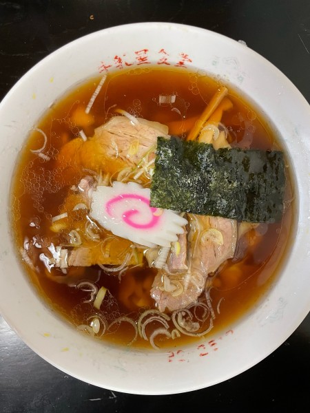 「ラーメン（しょうゆ）　極太手打麺」@牛乳屋食堂の写真