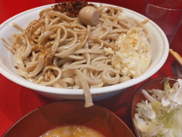 「冷やし油そば・大・蝦・脂生卵・葱（大蒜・FG・辣油）」@麺屋HEROの写真