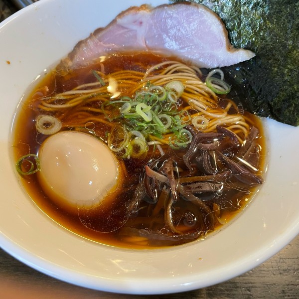 「朝ラーメン 醤油 600円 味玉 150円」@燵家製麺の写真