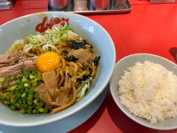 「【茨城県限定】和節まぜそば半ライスセット1000円」@ラーメン山岡家 水戸城南店の写真