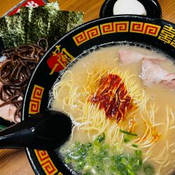 ラーメン、味玉、キクラゲ、のり、チャーシュー（1620円）