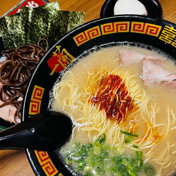 「ラーメン、味玉、キクラゲ、のり、チャーシュー（1620円）」@一蘭 小倉店の写真