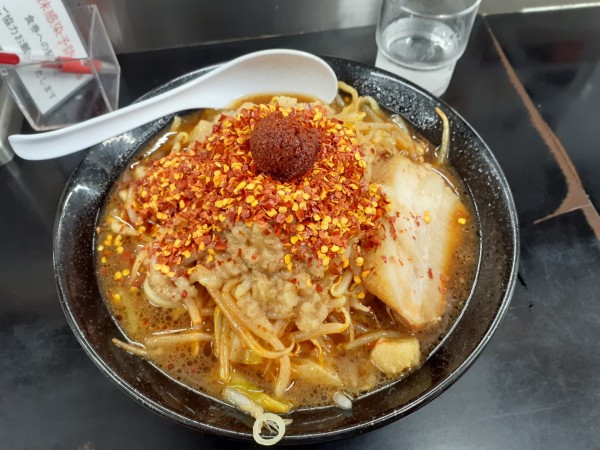 「レッドスネーク、平打ち麺」@らーめん ぎょうてん屋 町田店の写真