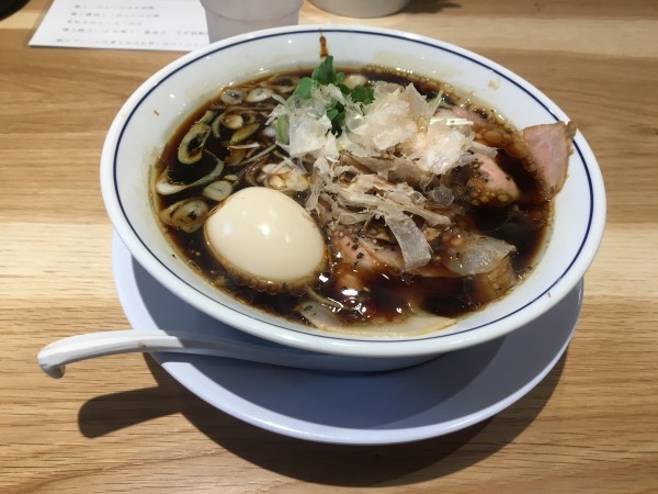 「溜り醬油らーめん」@らーめん鱗 難波店の写真