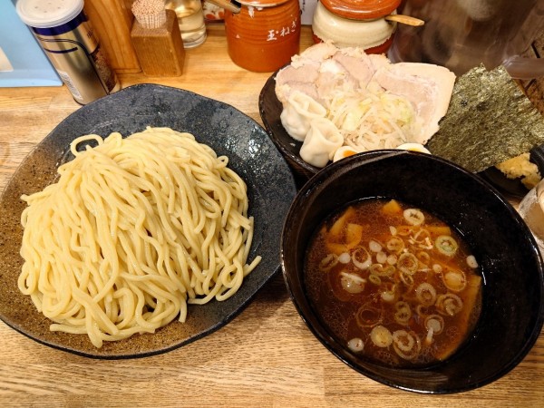 「つけ麺大盛り 特製」@つけ麺屋 やすべえ 新宿店の写真
