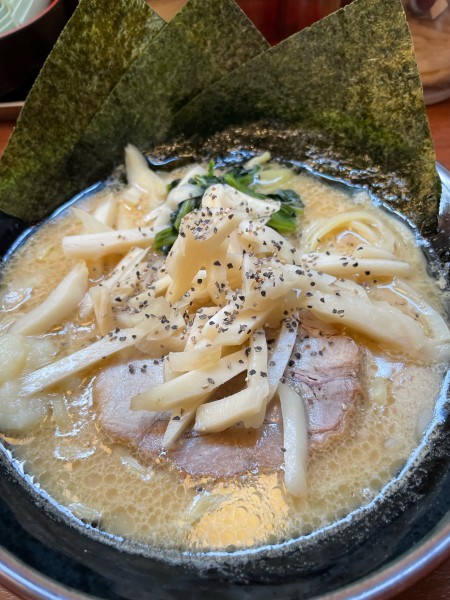 「豚骨醤油ラーメン　並」@宮本商店 川口新井宿店の写真