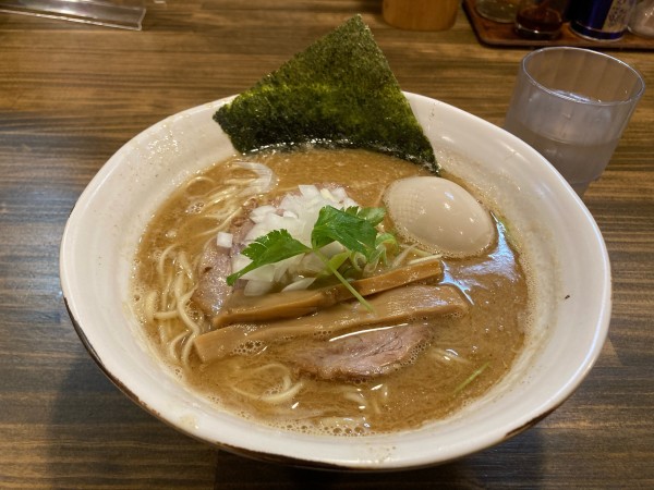 「濃厚煮干ラーメン・煮卵子」@麺屋 くろまるの写真