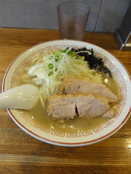 「煮干そば白醤油850円 大盛280 g無料」@煮干中華そば専門 煮干丸の写真