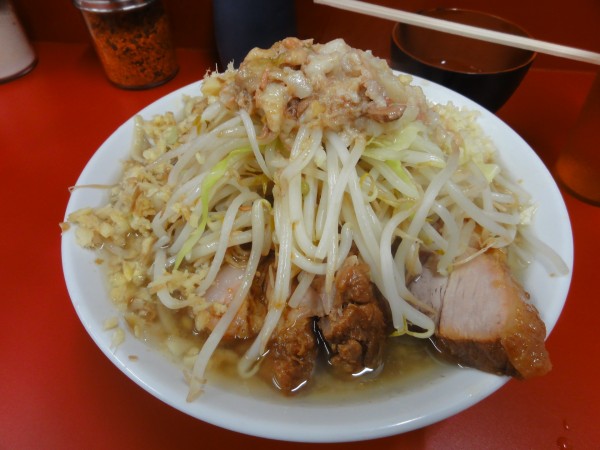 「小800円全部生卵70円」@ラーメン二郎 大宮公園駅前店の写真