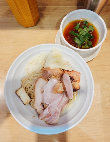 「[限定]鶏と鴨の超淡麗つけそば+3種のお肉+梅と大葉の手包み雲呑」@「七色の落書き」の写真