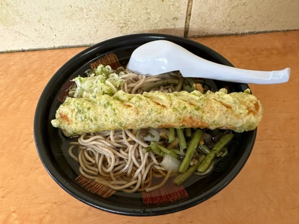 「冷し山菜ちくわそば（並盛）480円」@そば・うどん 八起家 西口店の写真
