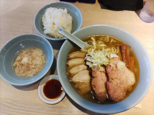 「MIXチャーシュー麺(塩)[手打ち細麺]·ライス·背脂」@まるえ中華そばの写真