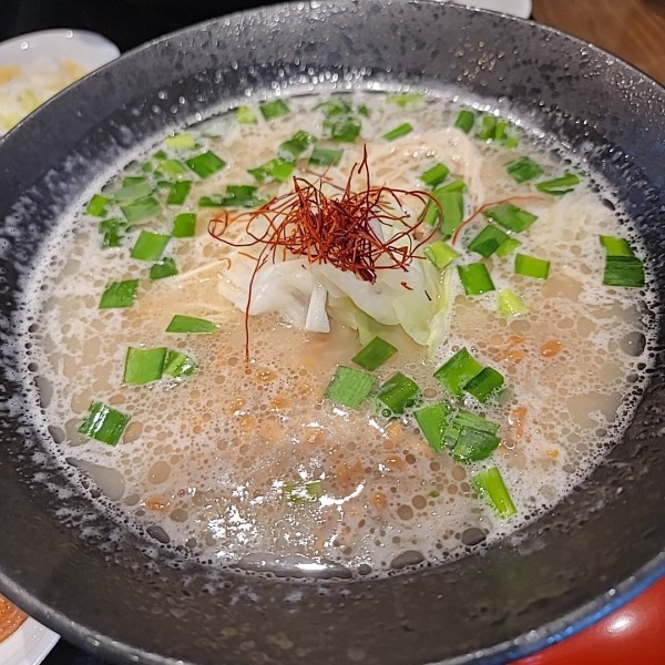 「【限定】くさウマ納豆豚骨タンメン カレー玉 辛ネギ 生姜」@湯菜坊の写真