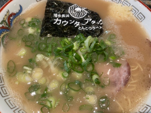 「とんこつらーめん+生にんにく+替え玉」@カウンターアタックの写真