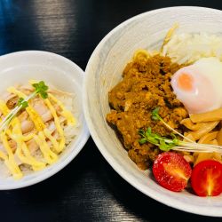 冷やしカレーまぜそばとトリマヨ丼