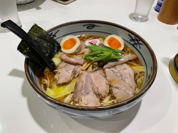 「手打ちチャーシューワンタン麺 + 半熟味玉子のせ」@手打ち中華そば 凌駕の写真