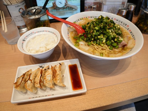 「おいしいラーメン 麺硬め＋餃子セット」@どうとんぼり神座 浅草ROX3G店の写真