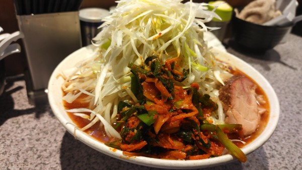 「辛いラーメン大盛・麺増量100g・ニラキムチ・長ネギ」@ラーメン宮郎の写真
